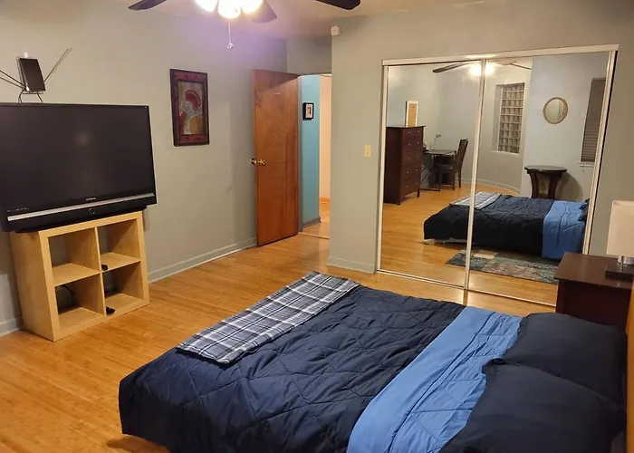Apartment Great Getaway 2 Bedrooms Sleeps 1 To 4 Chicago