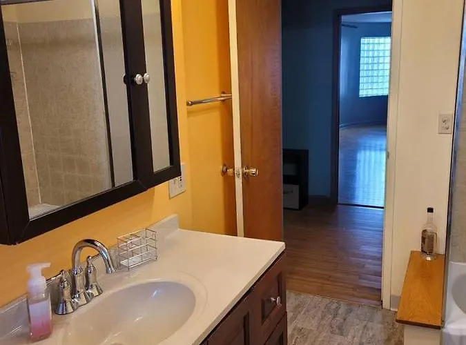 Great Getaway 2 Bedrooms Sleeps 1 To 4